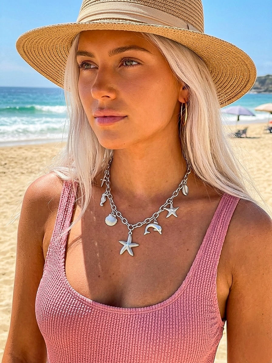 Mannequin portant le collier Dauphin argenté sur fond de plage - Ordiajade