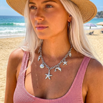 Mannequin portant le collier Dauphin argenté sur fond de plage - Ordiajade