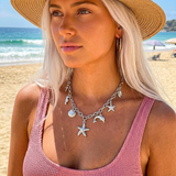 Mannequin portant le collier Dauphin argenté sur fond de plage - Ordiajade