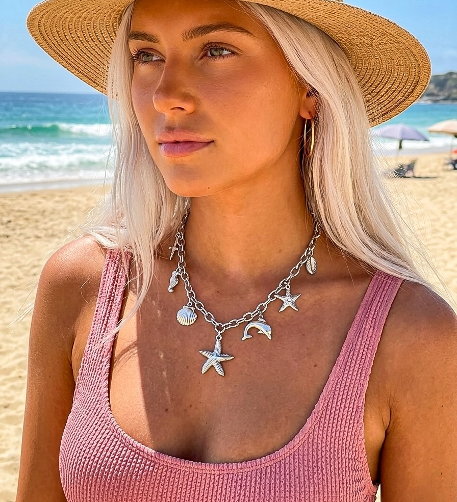 Mannequin portant le collier Dauphin argenté sur fond de plage - Ordiajade