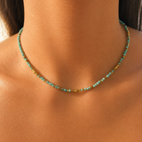 Collier fin Divina en acier inoxydable doré composé d'un rang de petites pierres naturelles turquoises porté au cou - Ordiajade