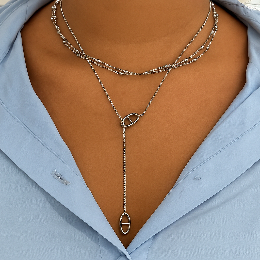 Collier fin double chaîne argenté Molly porté en accumulation avec un long collier sur une chemise bleue - Ordiajade