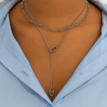 Collier fin double chaîne argenté Molly porté en accumulation avec un long collier sur une chemise bleue - Ordiajade