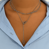 Collier fin double chaîne argenté Molly porté en accumulation avec un long collier sur une chemise bleue - Ordiajade