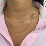 Gros plan sur le collier double rangs Stars Dream en acier inoxydable avec ses détails d'étoiles asymétriques sur le décolleté - Ordiajade