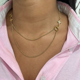Gros plan sur le collier double rangs Stars Dream en acier inoxydable avec ses détails d'étoiles asymétriques sur le décolleté - Ordiajade