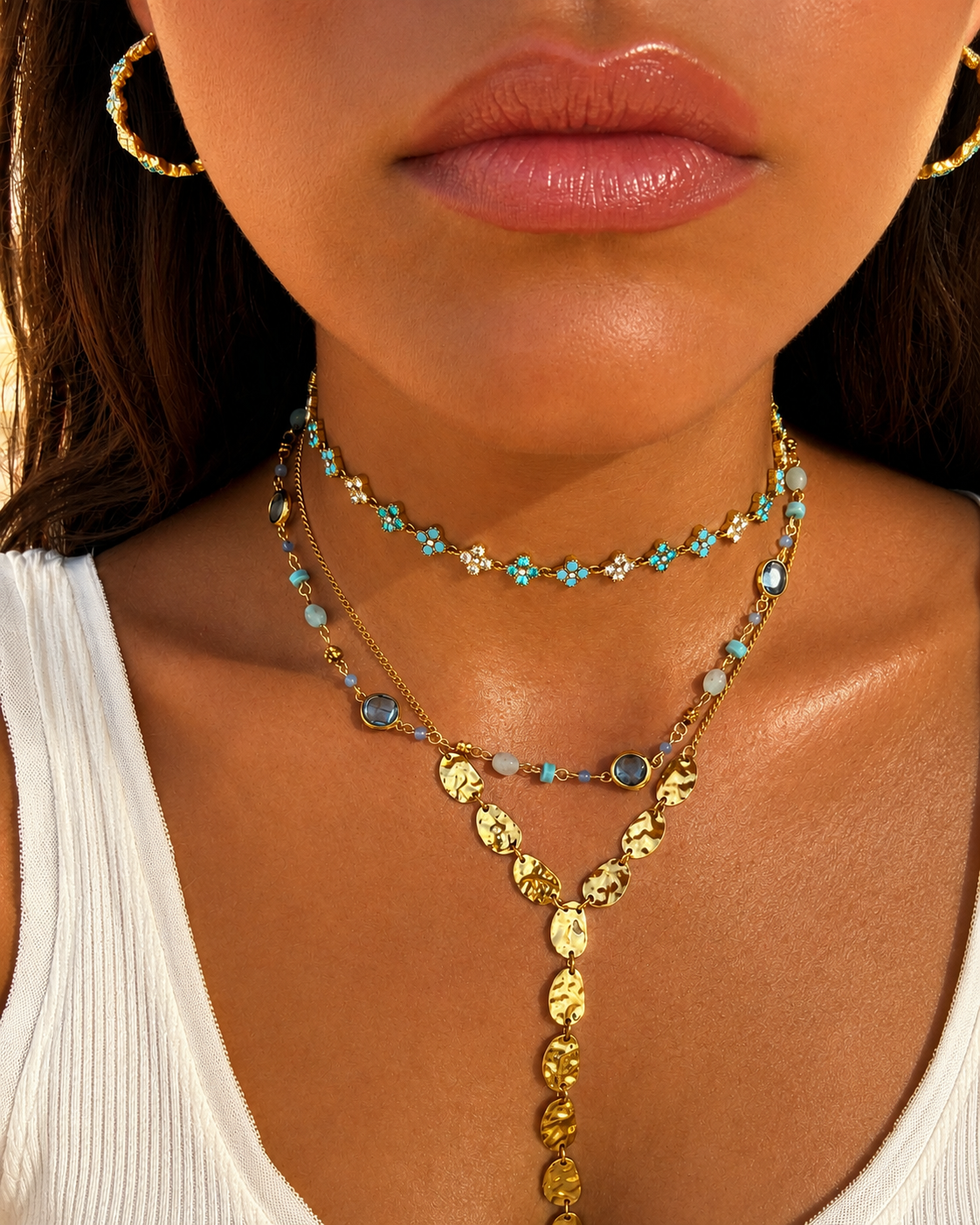 Accumulation de colliers fins dorés en acier inoxydable avec le collier Dune à perles colorées - Ordiajade