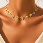 Collier Eden en acier inoxydable avec de délicats motifs floraux porté au cou Ordiajade