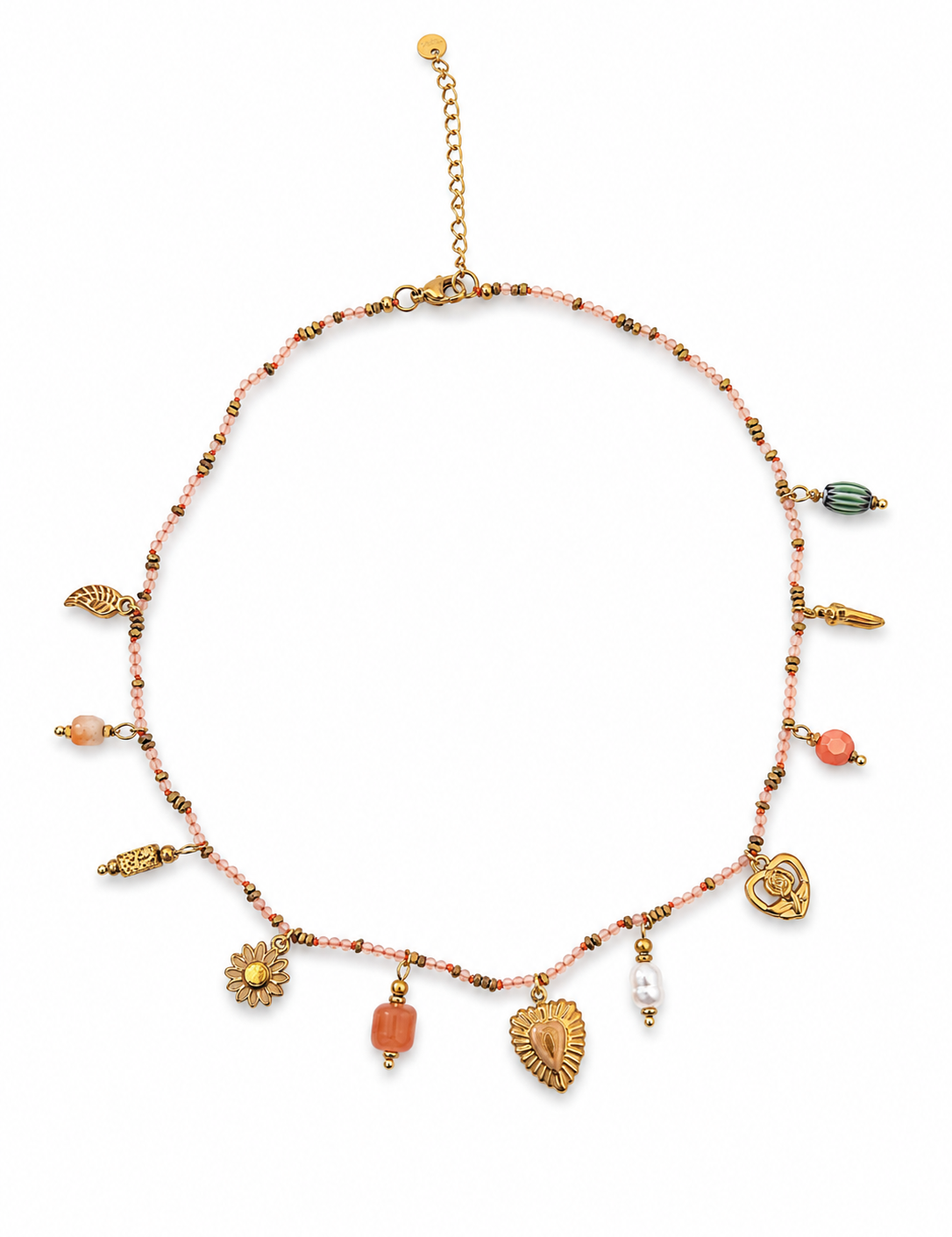 Collier fin doré Éléonore en acier inoxydable orné de petites perles colorées et de breloques suspendues posé à plat - Ordiajade