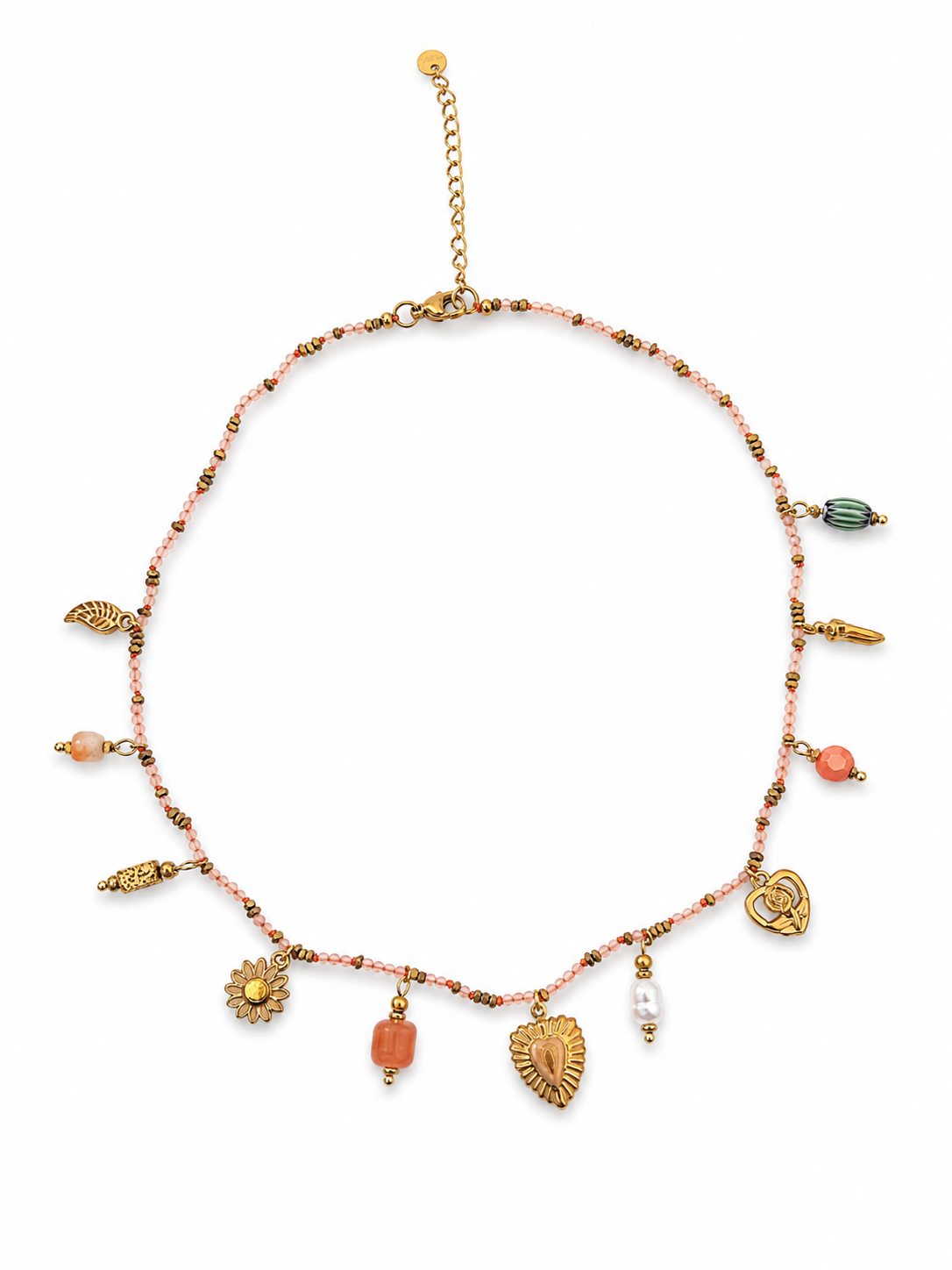 Collier fin doré Éléonore en acier inoxydable orné de petites perles colorées et de breloques suspendues posé à plat - Ordiajade