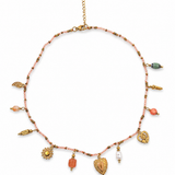Collier fin doré Éléonore en acier inoxydable orné de petites perles colorées et de breloques suspendues posé à plat - Ordiajade