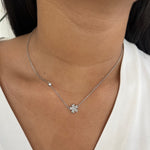 Collier Emna argenté en acier inoxydable avec pendentif fleur en zirconium porté au cou - Ordiajade