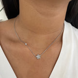 Collier Emna argenté en acier inoxydable avec pendentif fleur en zirconium porté au cou - Ordiajade