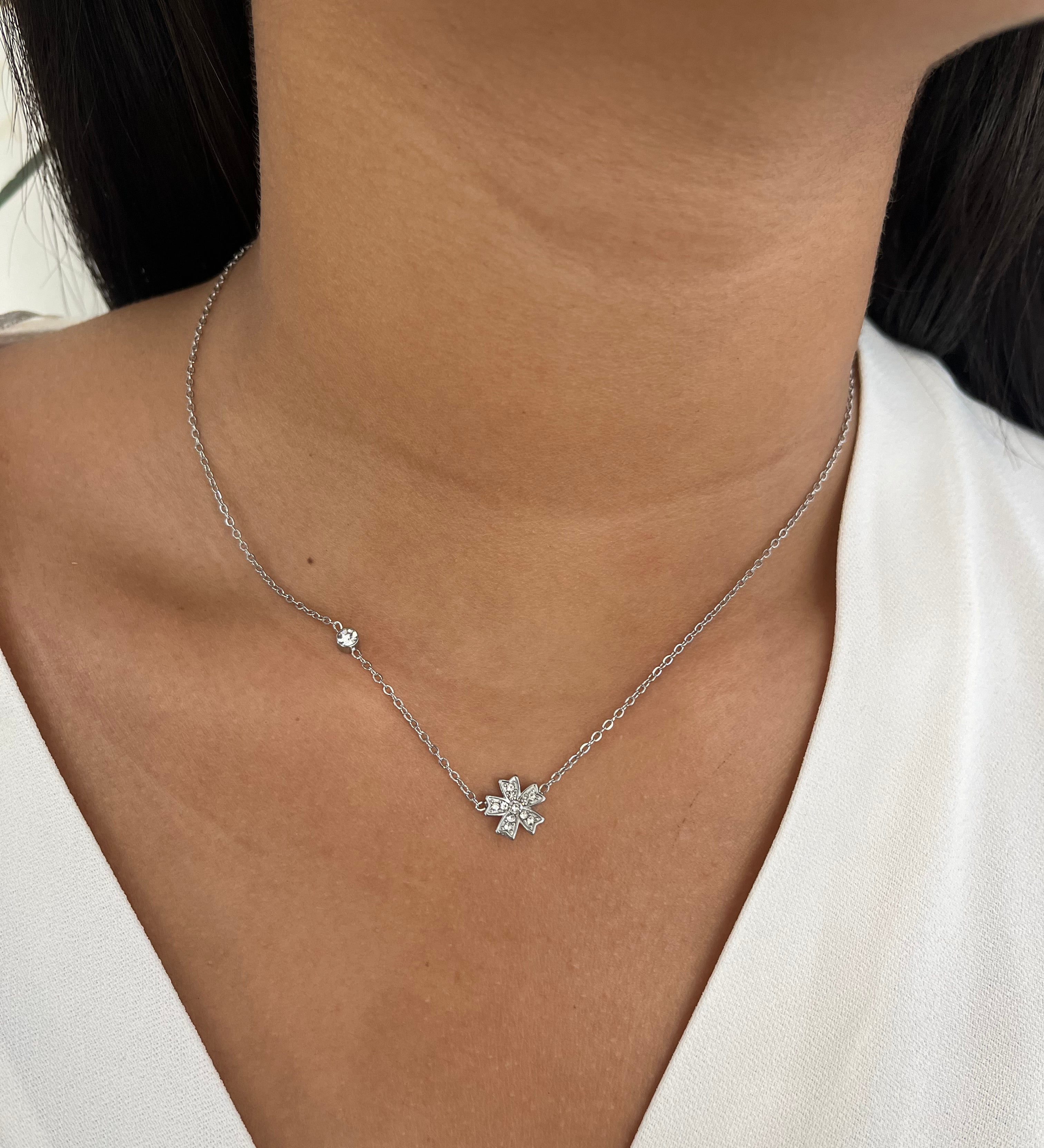 Collier Emna argenté en acier inoxydable avec pendentif fleur en zirconium porté au cou - Ordiajade
