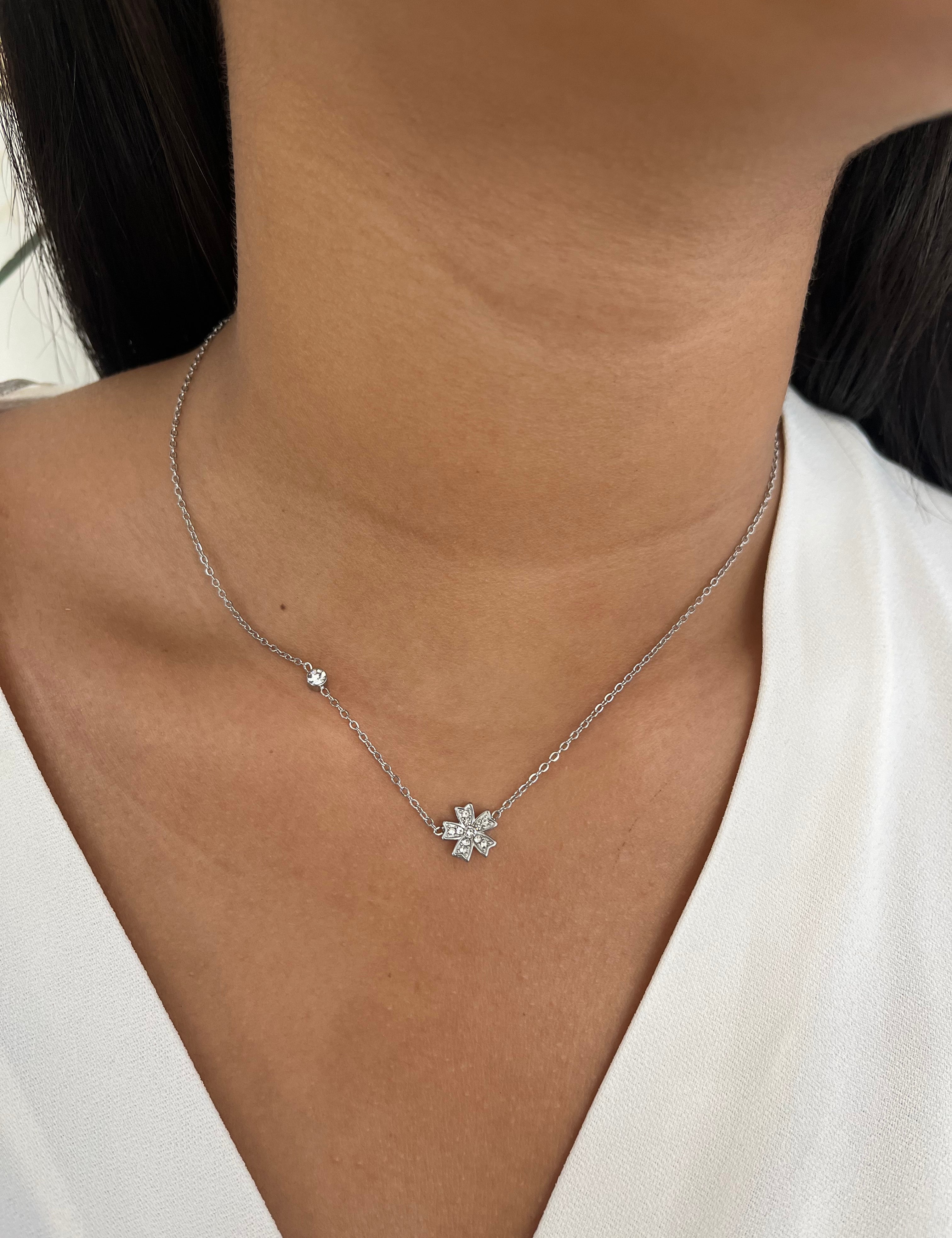 Collier Emna argenté en acier inoxydable avec pendentif fleur en zirconium porté au cou - Ordiajade