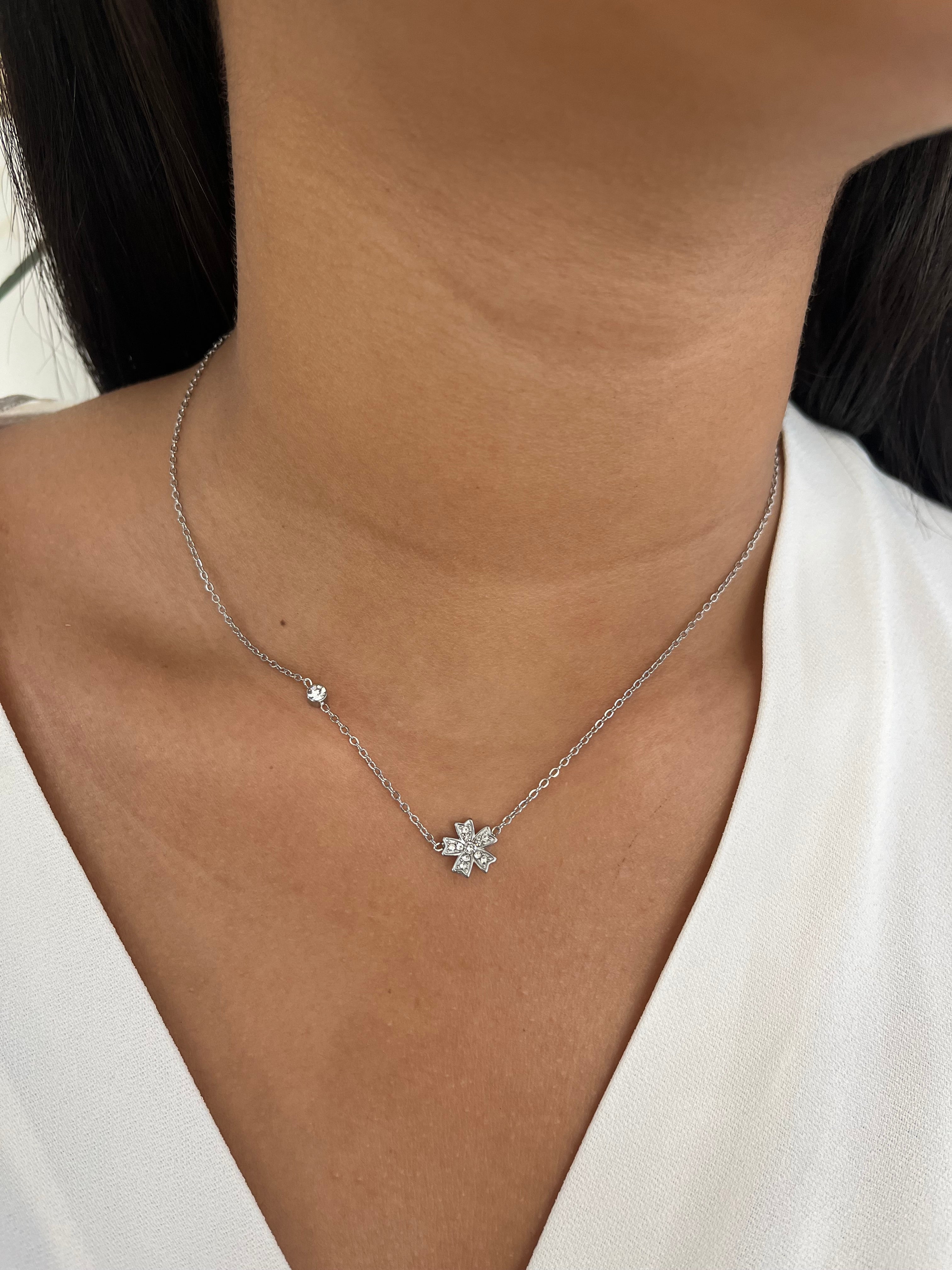 Collier Emna argenté en acier inoxydable avec pendentif fleur en zirconium porté au cou - Ordiajade