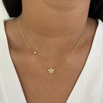 Collier Emna doré en acier inoxydable avec pendentif fleur en zirconium porté au cou - Ordiajade