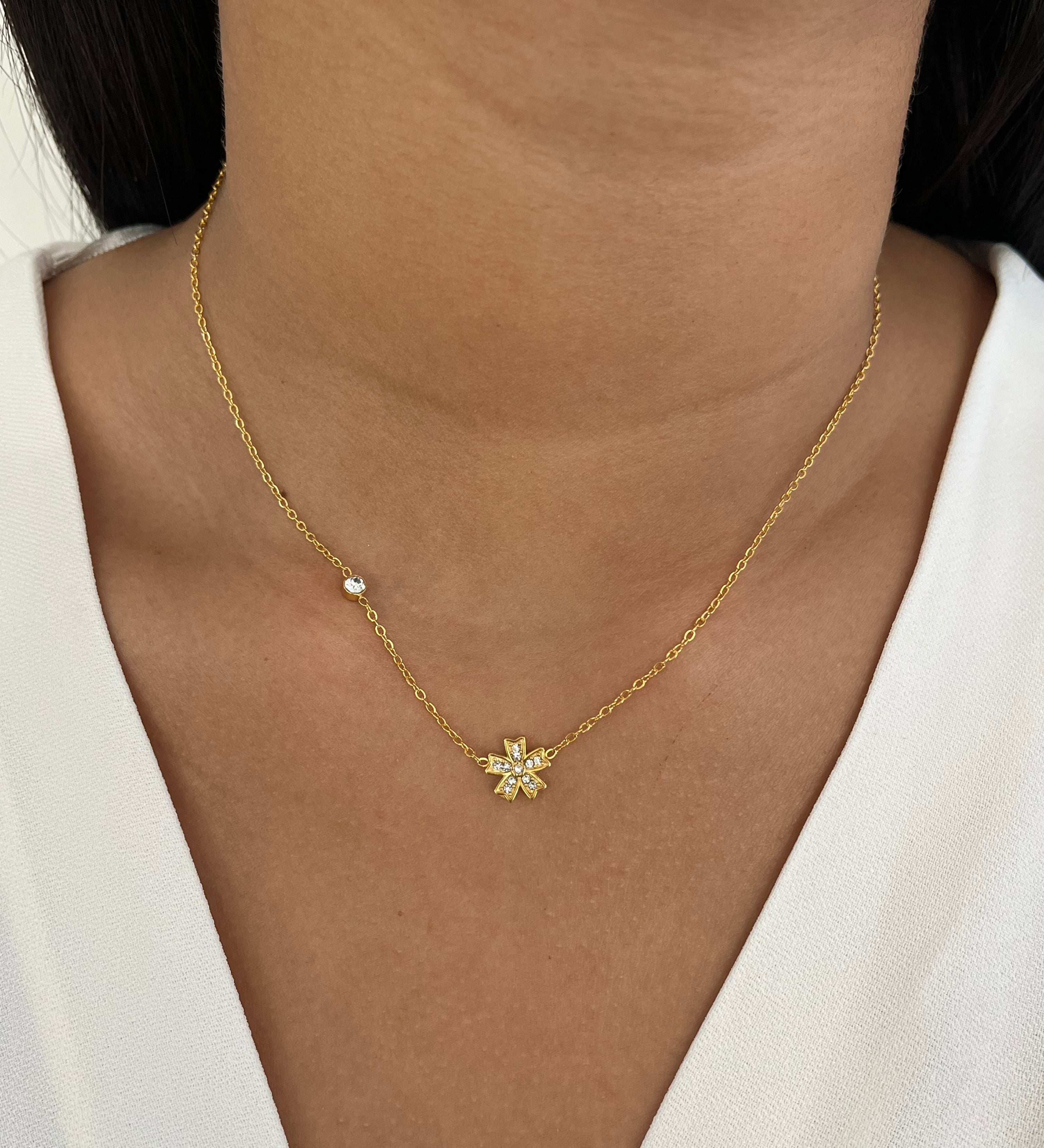 Collier Emna doré en acier inoxydable avec pendentif fleur en zirconium porté au cou - Ordiajade