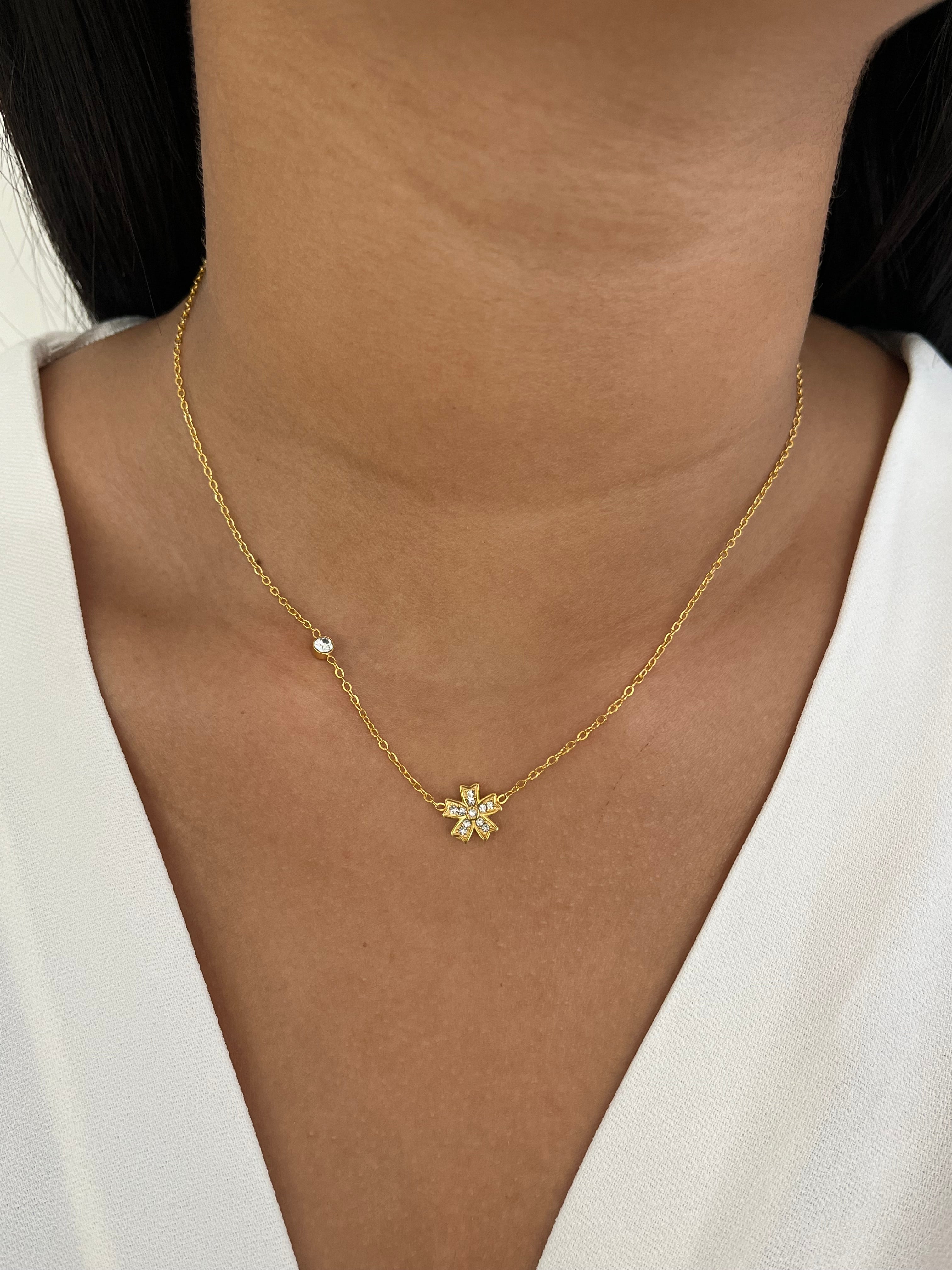 Collier Emna doré en acier inoxydable avec pendentif fleur en zirconium porté au cou - Ordiajade