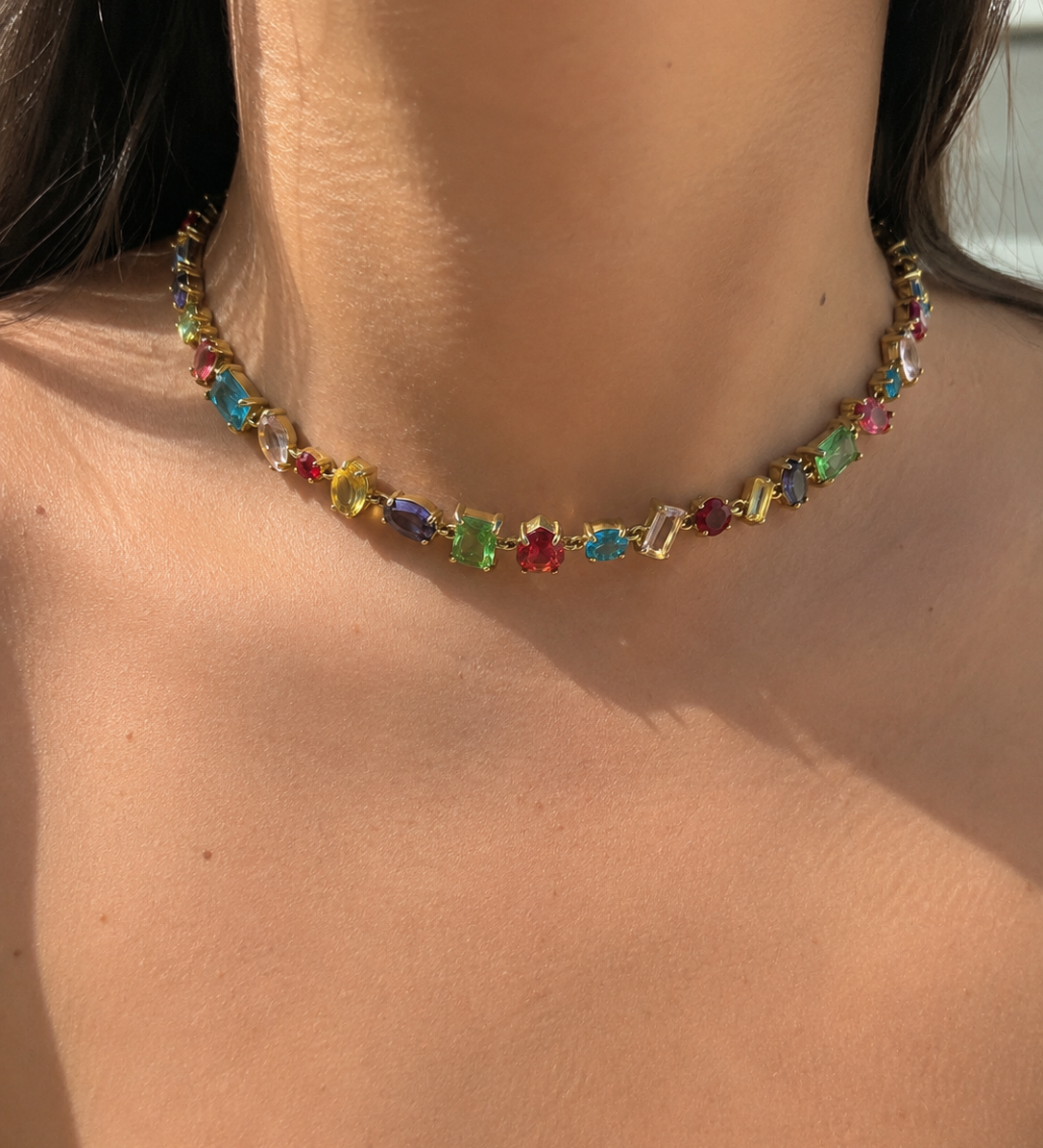 Collier Éternel en acier inoxydable doré avec nuances lumineuses porté au cou Ordiajade