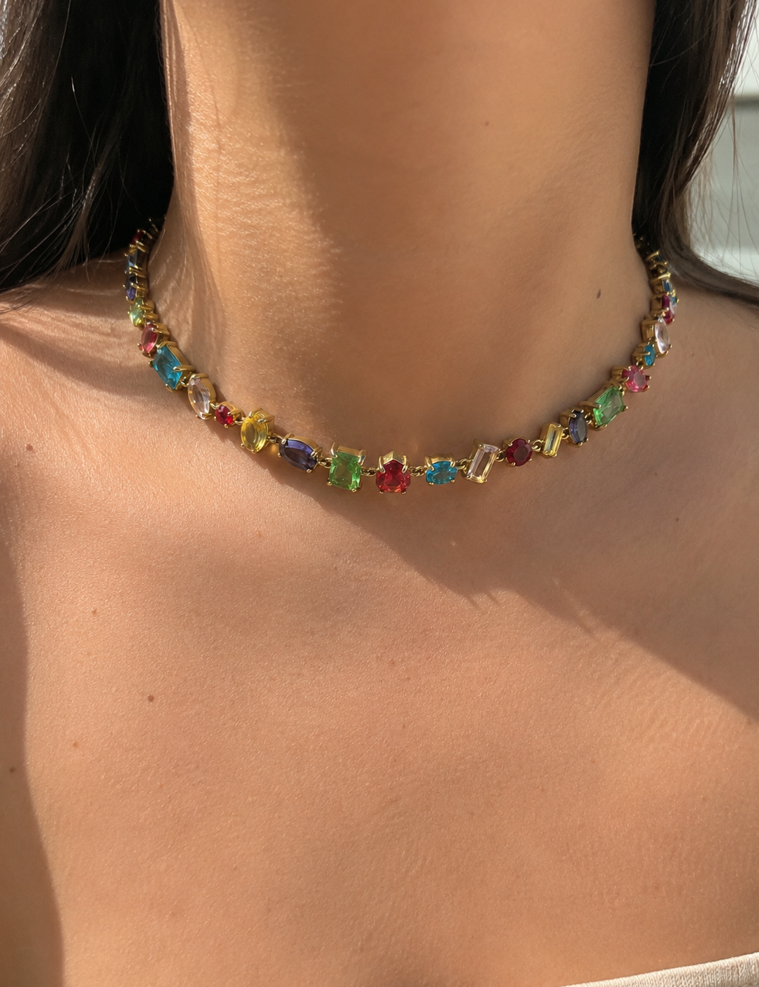 Collier Éternel en acier inoxydable doré avec nuances lumineuses porté au cou Ordiajade