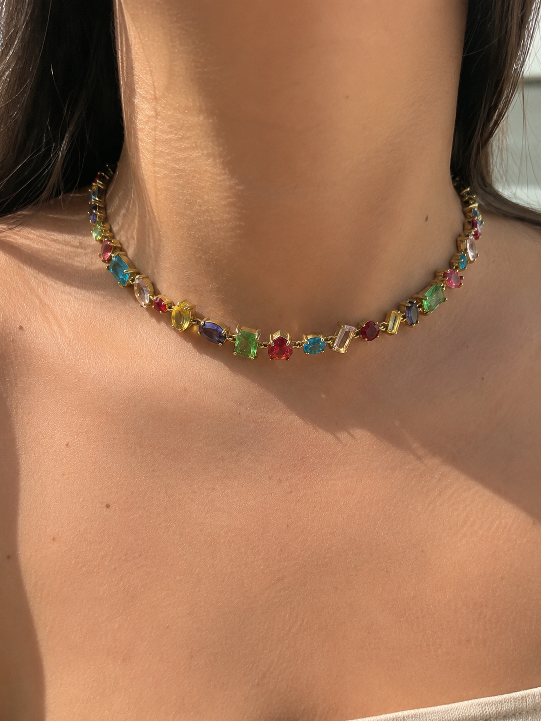 Collier Éternel en acier inoxydable doré avec nuances lumineuses porté au cou Ordiajade