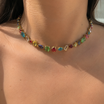 Collier Éternel en acier inoxydable doré avec nuances lumineuses porté au cou Ordiajade