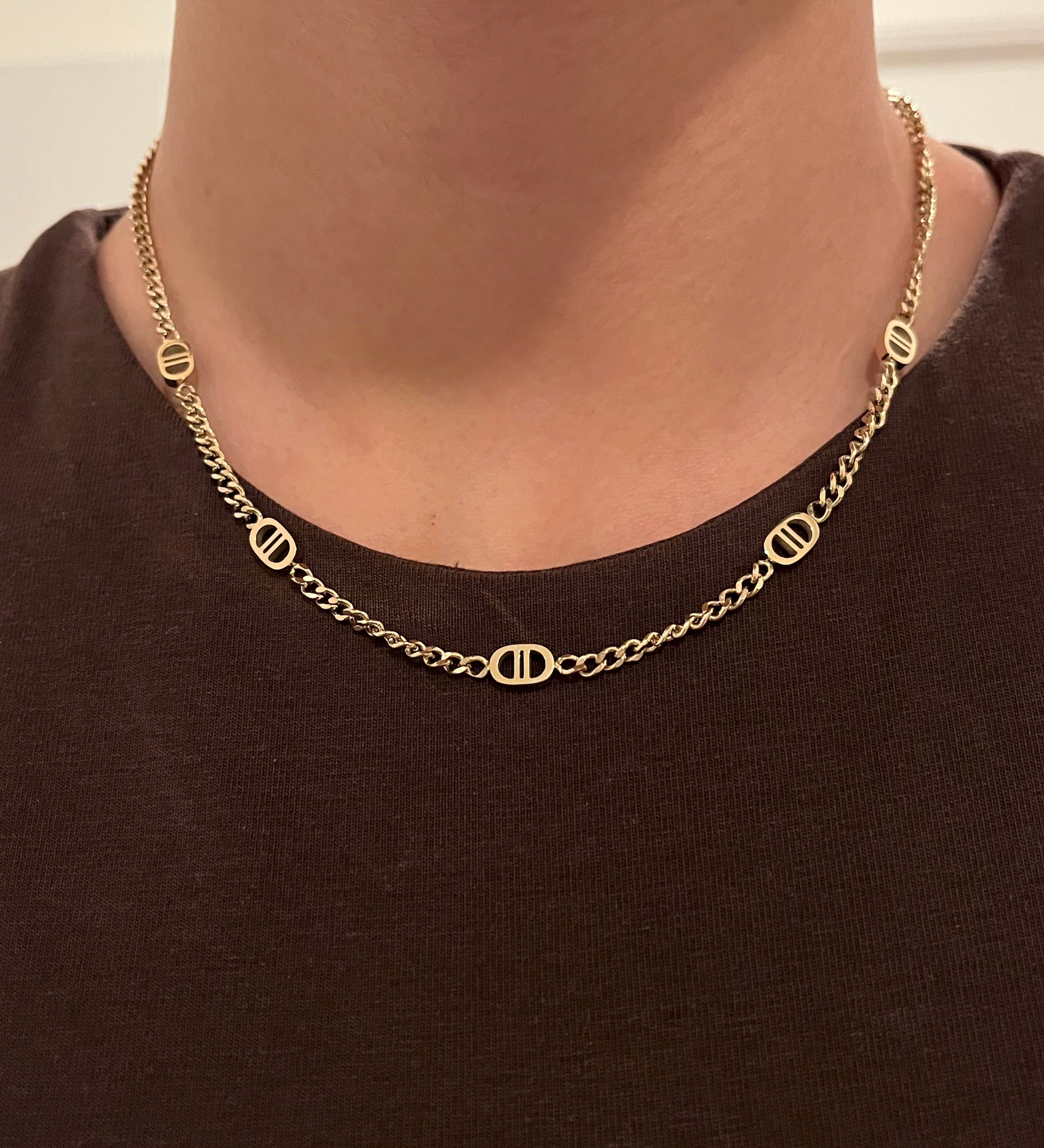 Collier Féerique en acier inoxydable doré sur fond noir - Ordiajade