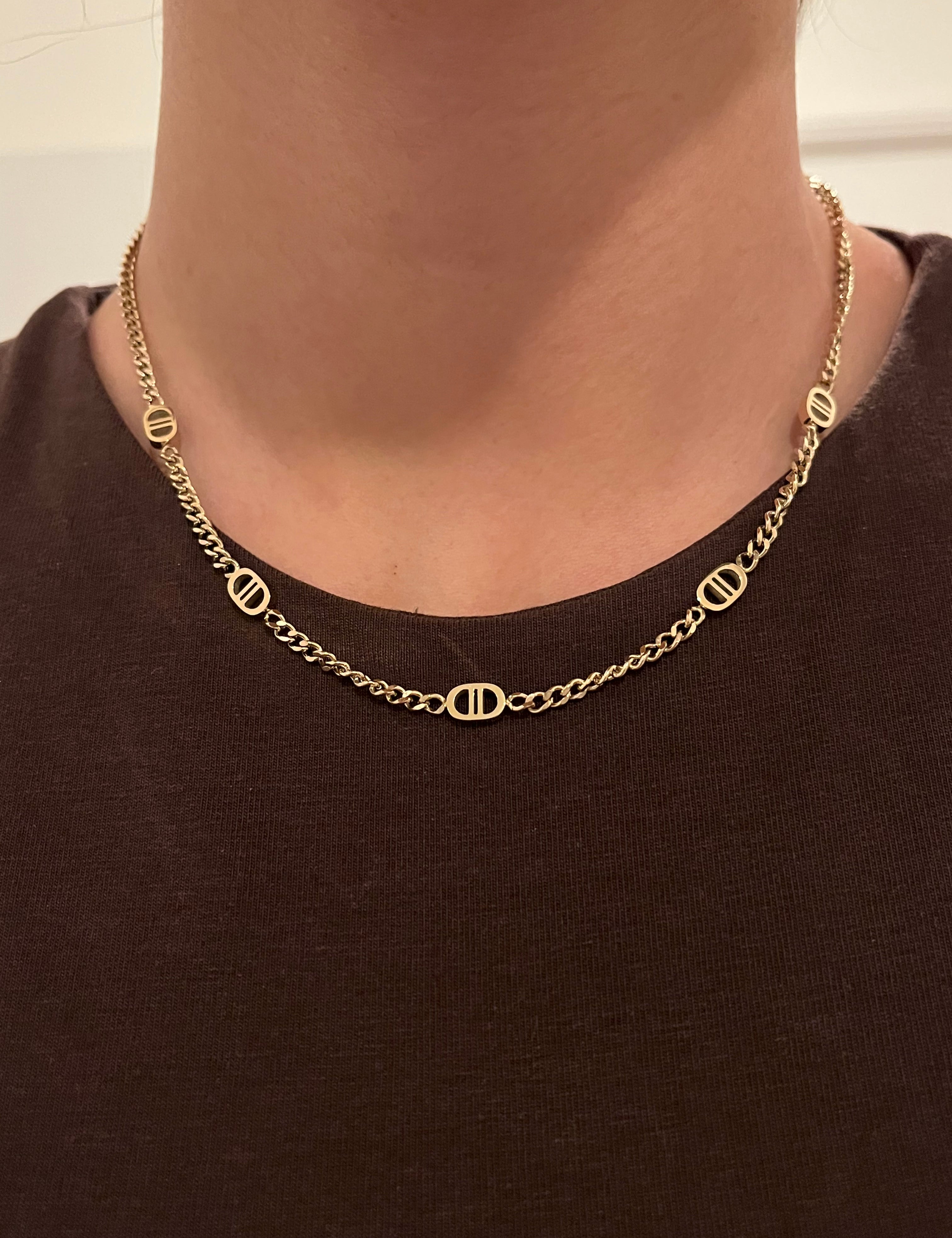 Collier Féerique en acier inoxydable doré sur fond noir - Ordiajade
