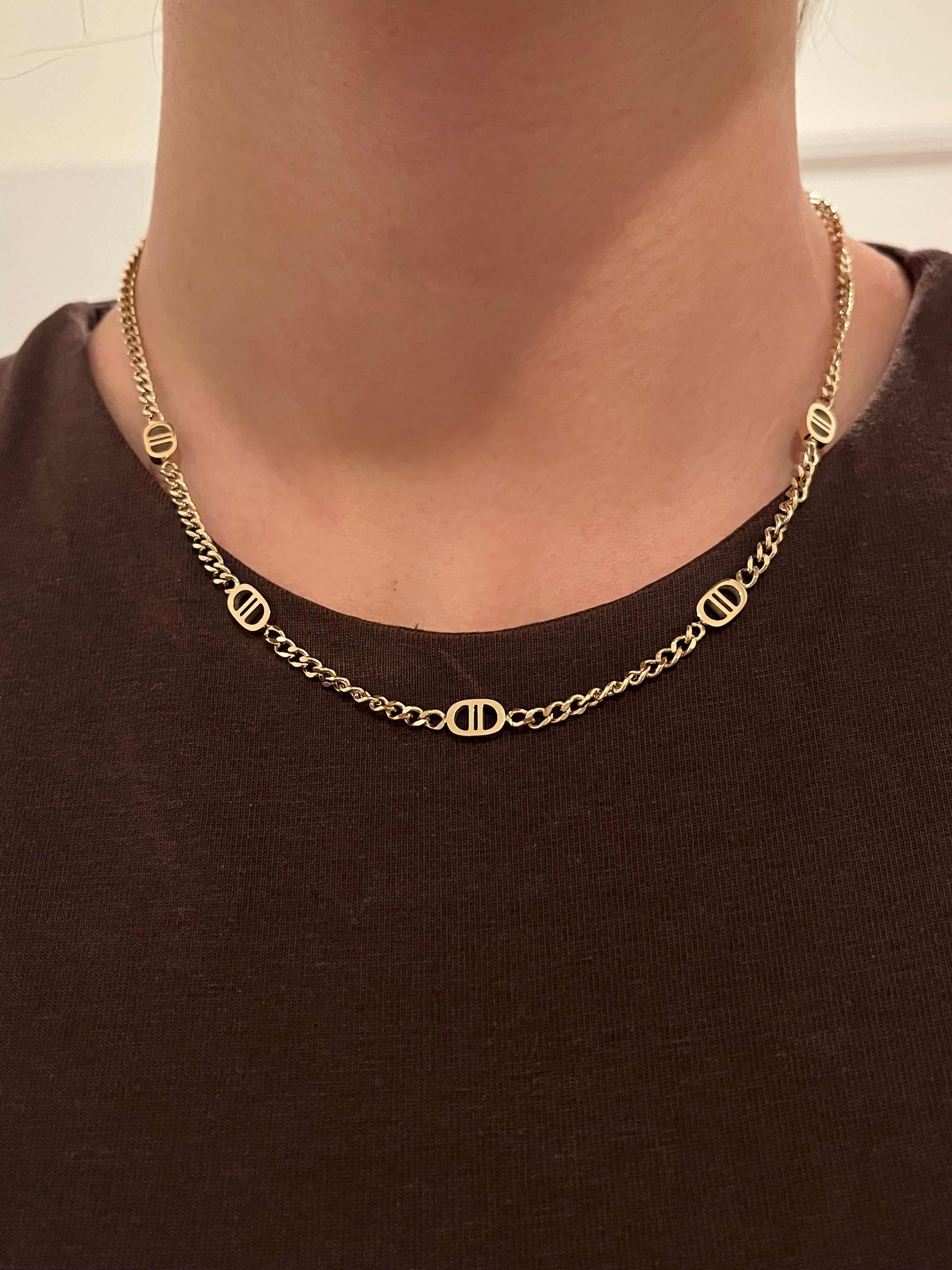 Collier Féerique en acier inoxydable doré sur fond noir - Ordiajade