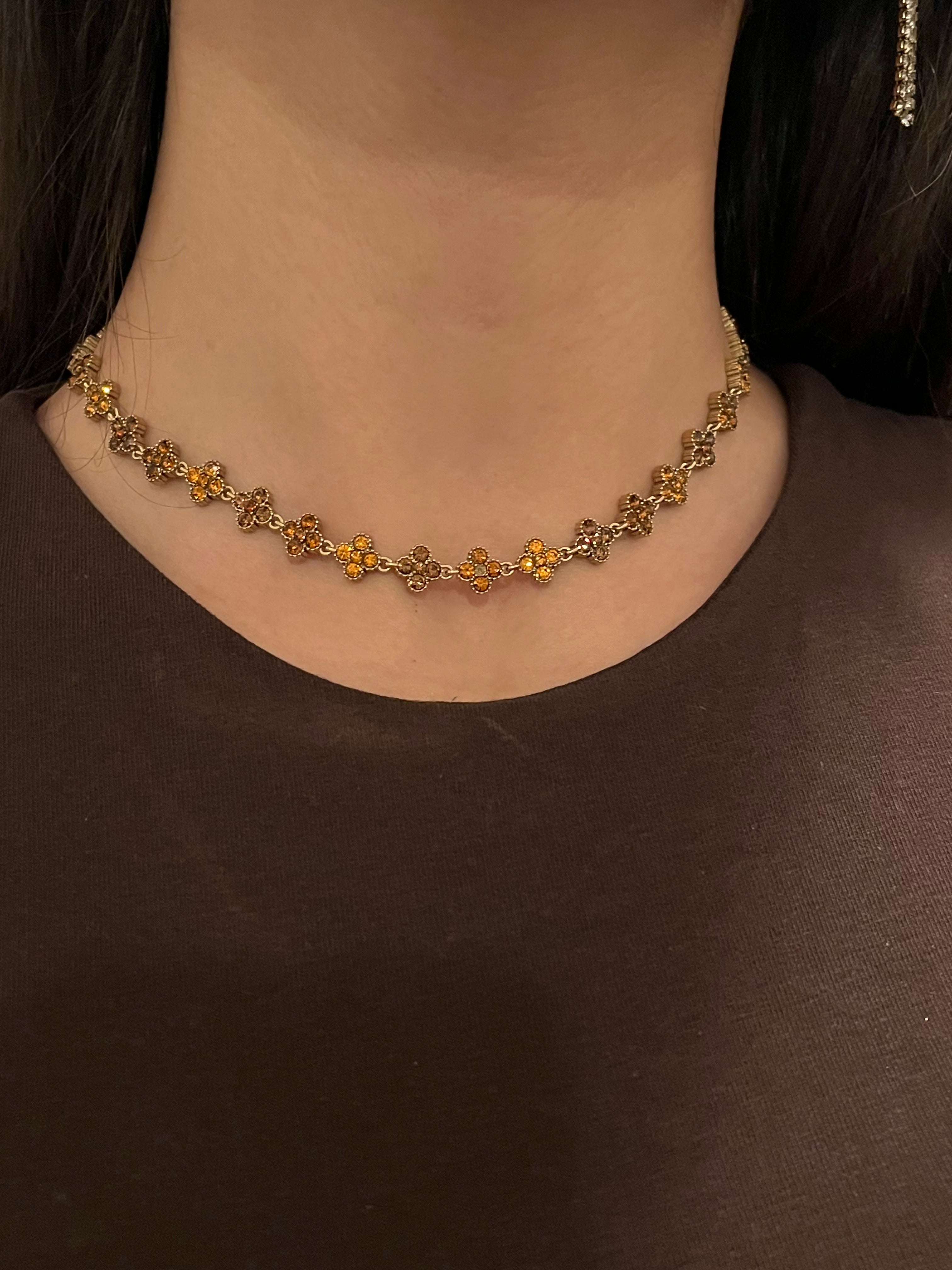 Collier Hailey Brown doré à motifs fleurs porté en ras-du-cou, style raffiné et minimaliste
