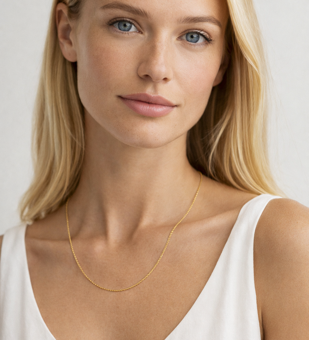 Mannequin portant le collier Giann fin en acier inoxydable doré - Ordiajade