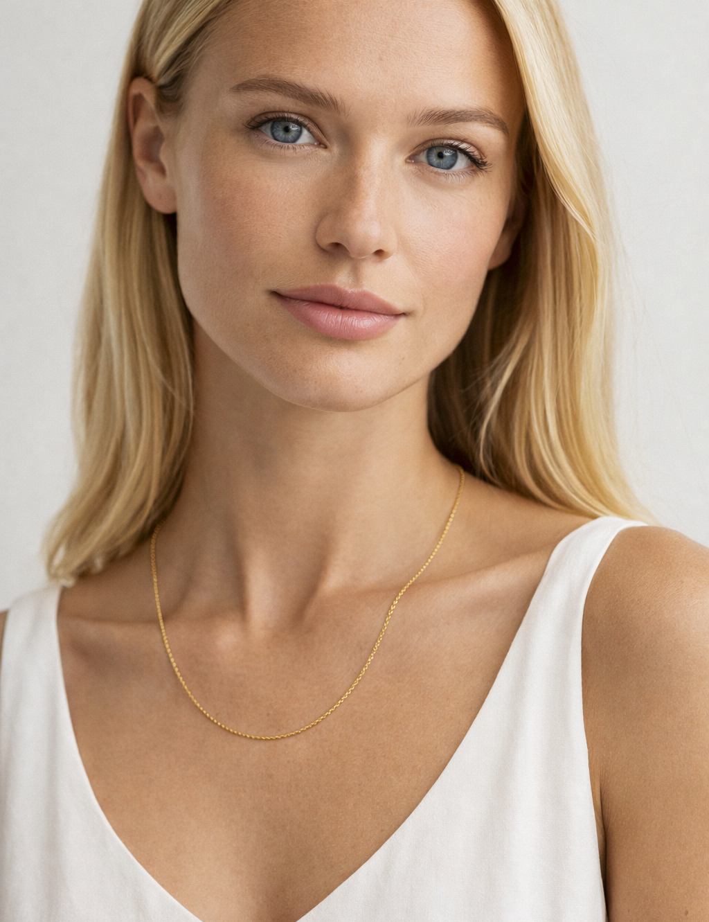 Mannequin portant le collier Giann fin en acier inoxydable doré - Ordiajade