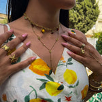 Collier Glamour en acier inoxydable doré en forme de Y avec maillons  maille marine porté sur un mannequin.