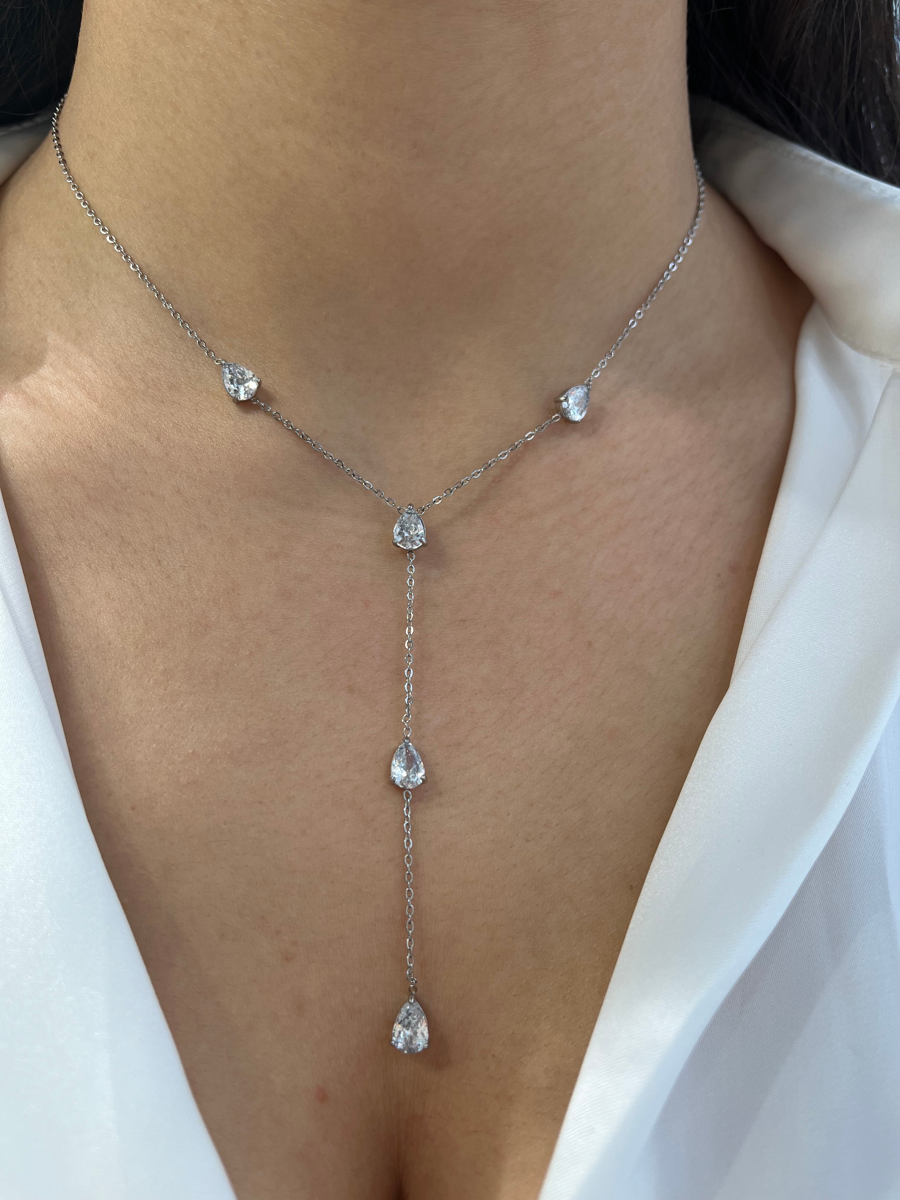 Collier en Y Goutte Céleste en acier inoxydable argenté porté au décolleté - Ordiajade