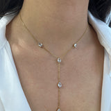 Gros plan du collier cravate Goutte Céleste doré porté au décolleté - Ordiajade