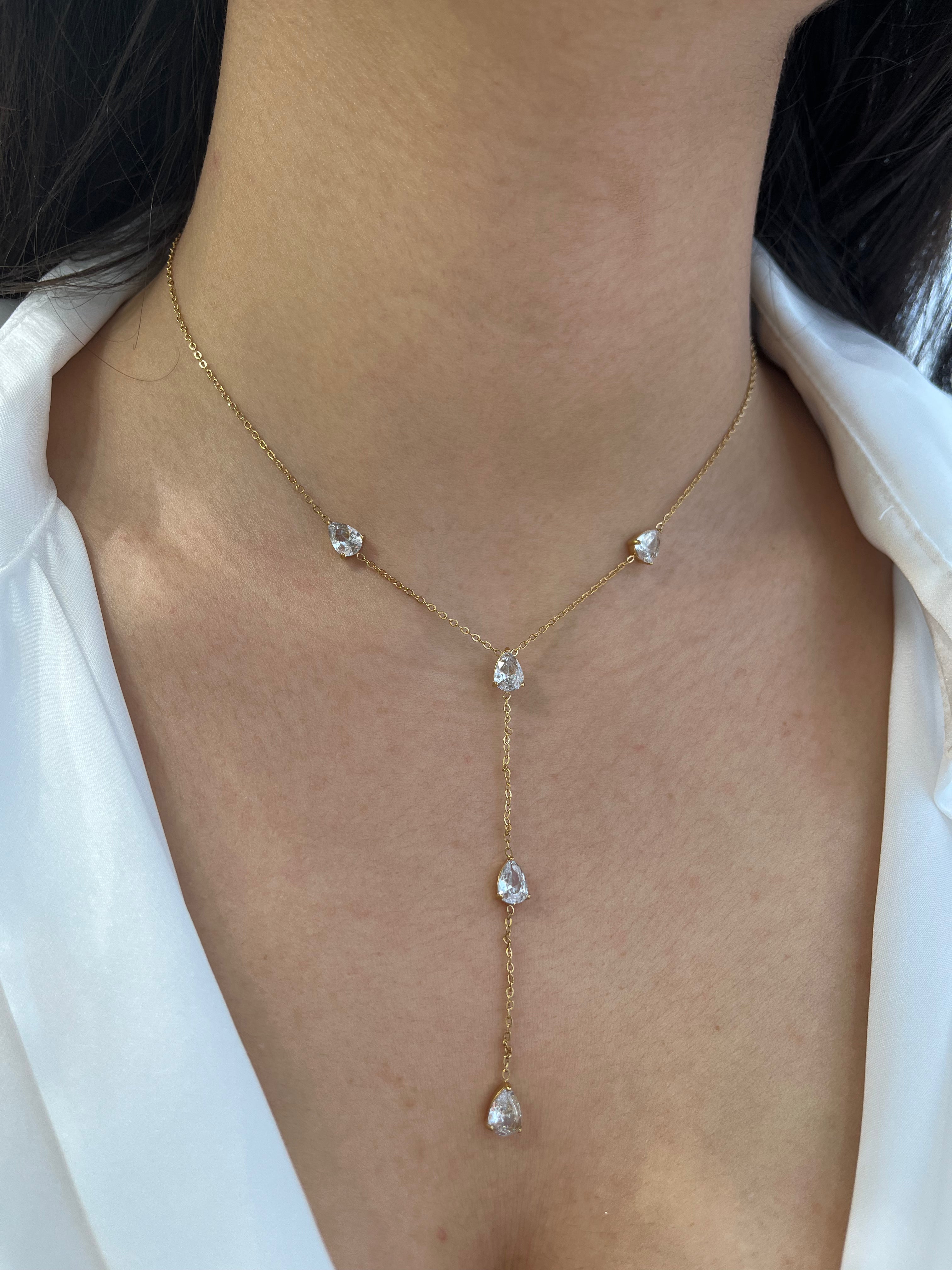 Gros plan du collier cravate Goutte Céleste doré porté au décolleté - Ordiajade