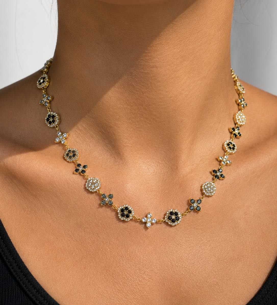 Gros plan du collier Impératrice Black en acier inoxydable aux détails noirs porté au cou Ordiajade