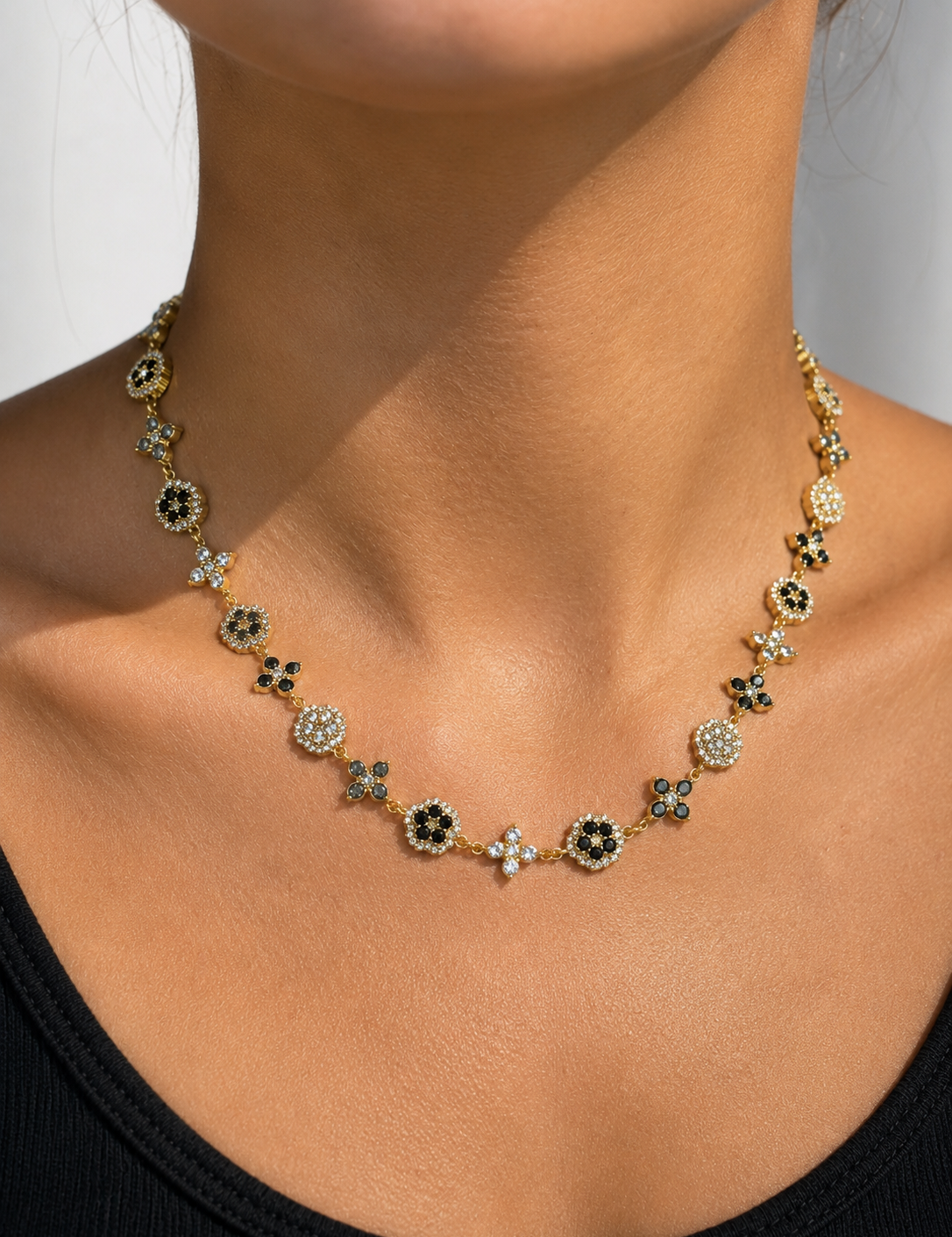 Gros plan du collier Impératrice Black en acier inoxydable aux détails noirs porté au cou Ordiajade
