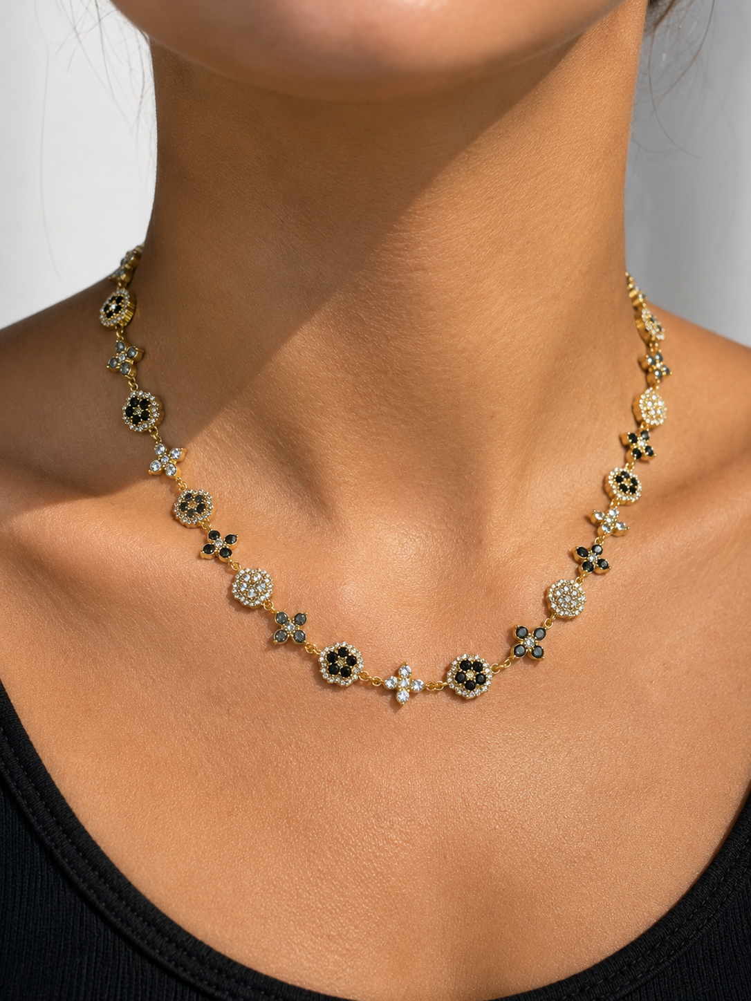 Gros plan du collier Impératrice Black en acier inoxydable aux détails noirs porté au cou Ordiajade