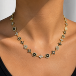 Gros plan du collier Impératrice Black en acier inoxydable aux détails noirs porté au cou Ordiajade