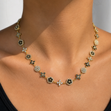 Gros plan du collier Impératrice Black en acier inoxydable aux détails noirs porté au cou Ordiajade