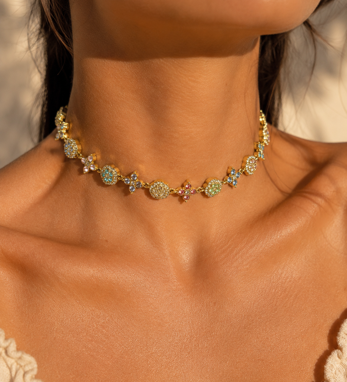 Gros plan du collier Impératrice Multi en acier inoxydable brillant porté au cou Ordiajade
