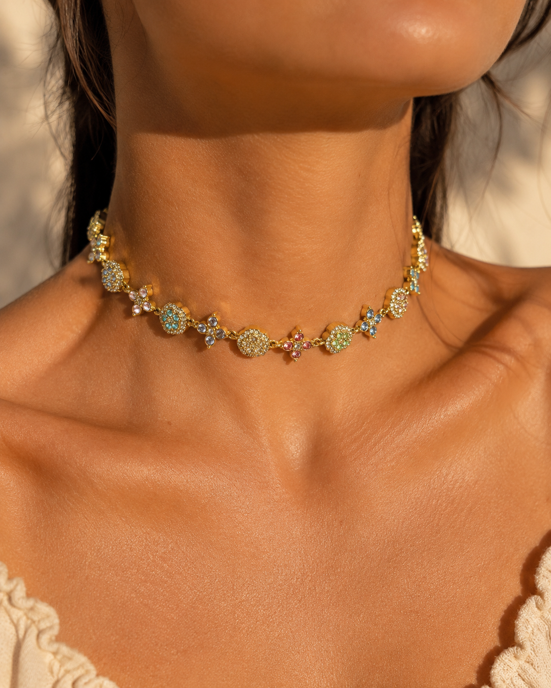 Gros plan du collier Impératrice Multi en acier inoxydable brillant porté au cou Ordiajade