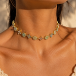 Gros plan du collier Impératrice Multi en acier inoxydable brillant porté au cou Ordiajade