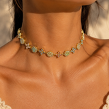 Gros plan du collier Impératrice Multi en acier inoxydable brillant porté au cou Ordiajade