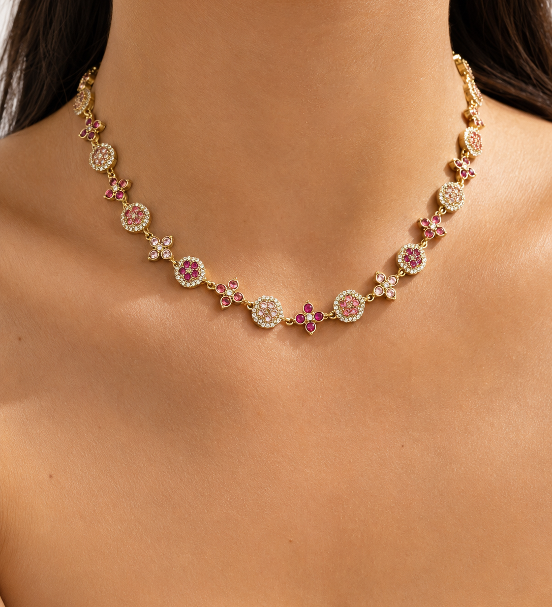 Collier Impératrice Rose en acier inoxydable doré avec détails délicats porté au cou Ordiajade