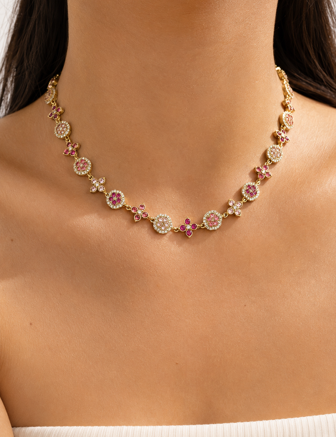 Collier Impératrice Rose en acier inoxydable doré avec détails délicats porté au cou Ordiajade