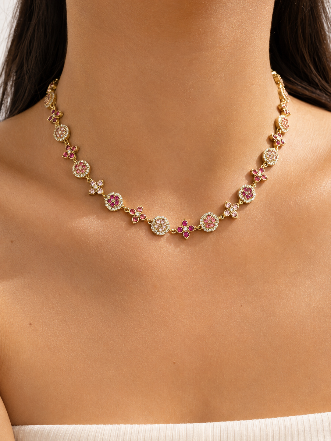 Collier Impératrice Rose en acier inoxydable doré avec détails délicats porté au cou Ordiajade