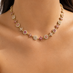 Collier Impératrice Rose en acier inoxydable doré avec détails délicats porté au cou Ordiajade
